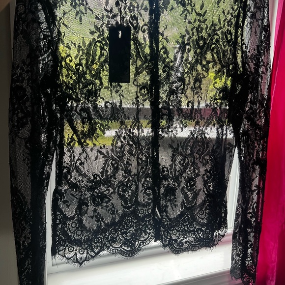 NWT Beautiful lace top - Picture 2 of 3